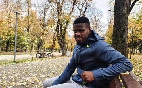Mamadou Thiam, într-un moment de relaxare în parcul din centrul Clujului
Foto Eduard Apostol