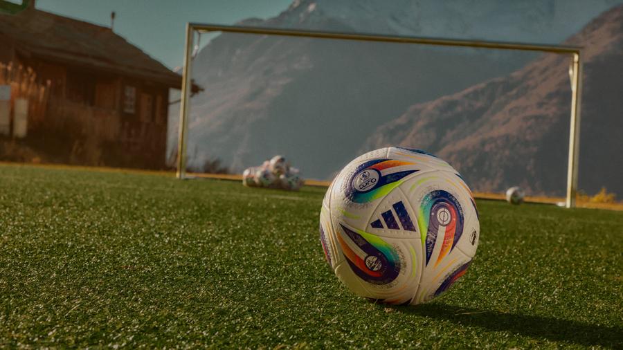 ADIDAS LANSEAZĂ „KONEKTIS” - MINGEA OFICIALĂ DE MECI PENTRU UEFA WOMEN'S EURO 2025