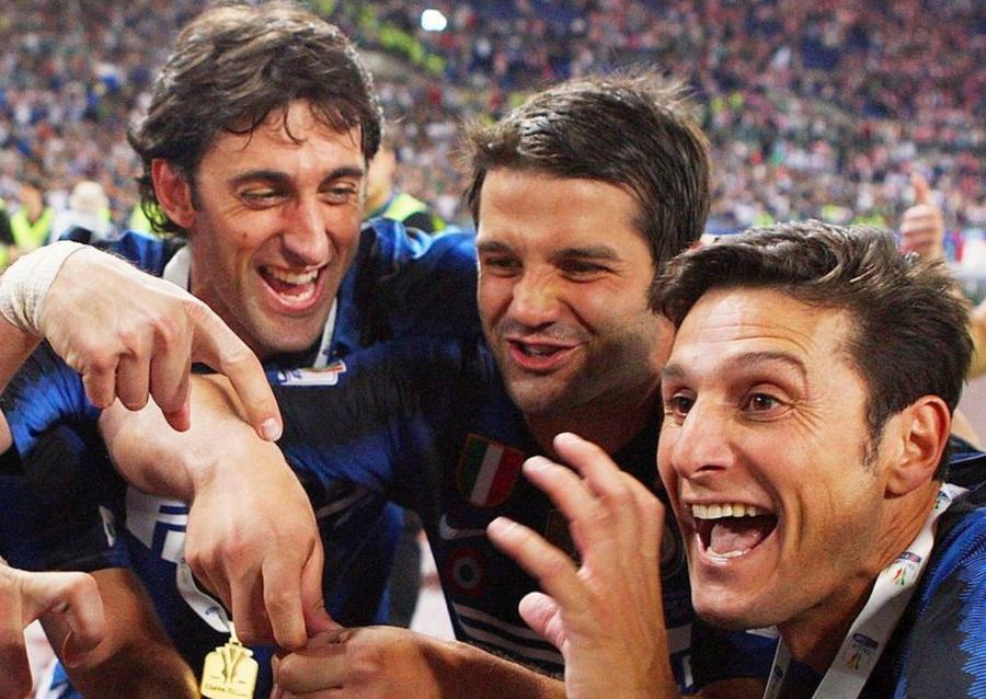 Diego Milito, alături de Cristi Chivu și de căpitanul Javier Zanetti la Inter Inter i-a decis soarta lui Cristi Chivu! Gazzeta dello Sport anunță: „Nerazzurrii au votat, iar contractul e deja pregătit!”