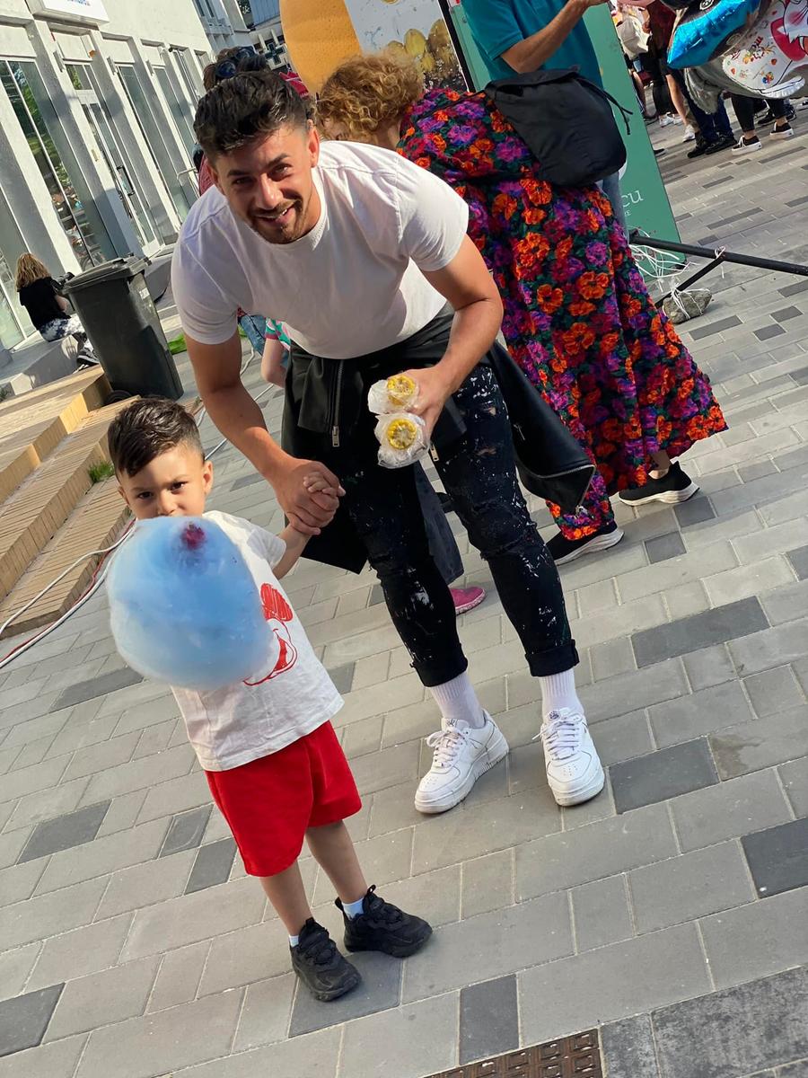 Tony Kanalos și fiul său, cu puțin timp înainte ca fostul fotbalist să afle verdictul medical crunt. Foto: facebook Drama lui Tony Kanalos, fost coleg al lui Ianis Hagi și Andrei Rațiu la naționala U17/U18 a României: „Voi mai merge cu greu maximum cinci ani, apoi cad la pat, spre moarte” + Licitație de tricouri pentru transplant cu celule stem