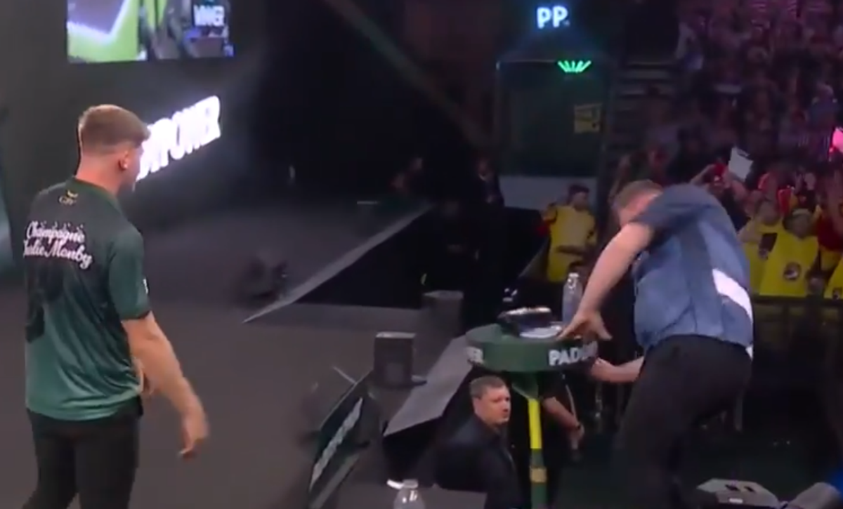 Explozie de nervi la Campionatul Mondial » Un jucător a părăsit scena cu mâna plină de sânge