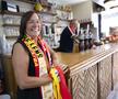 Barul doamnei Muriel, care va ieși la pensie după 46 de ani în care a servit bere fanilor lui Lens / Foto: Imago
