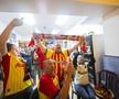 Barul doamnei Muriel, care va ieși la pensie după 46 de ani în care a servit bere fanilor lui Lens / Foto: Imago