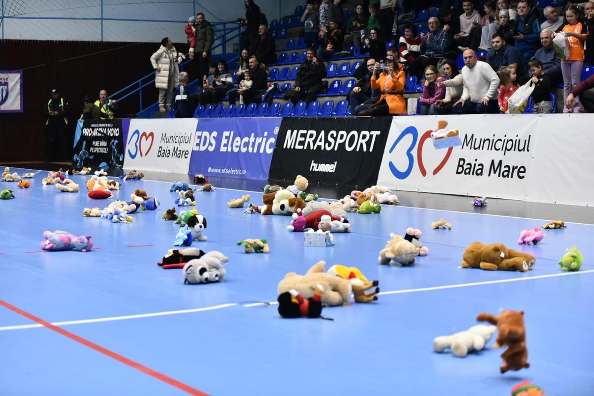 Gest superb! Sute de jucării de pluș aruncate pe parchet la meciul de handbal din România