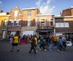 Barul doamnei Muriel, care va ieși la pensie după 46 de ani în care a servit bere fanilor lui Lens / Foto: Imago