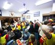 Barul doamnei Muriel, care va ieși la pensie după 46 de ani în care a servit bere fanilor lui Lens / Foto: Imago