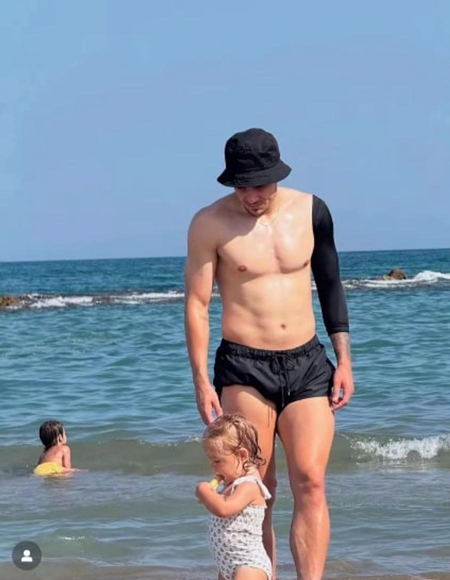 Andrei Rațiu și fiica sa într-un moment de destindere la mare Foto: instagram.com/andrei_ratiu_cf „Fotbalistul Anului”, Andrei Rațiu, interviu de gală la Madrid: „Nu sunt arogant. Sunt doar timid” + „Vini jr. cel mai incomod? Nu! El e mult mai electrizant!”