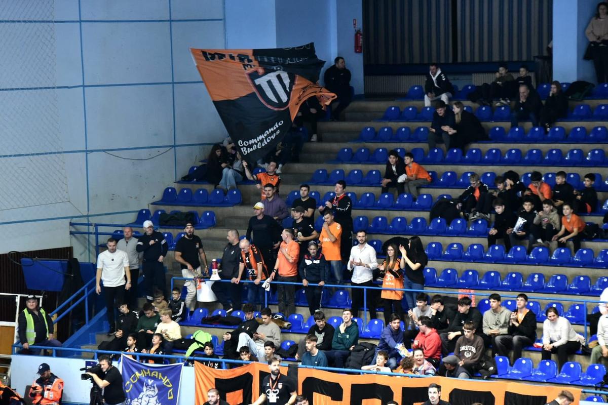 Gest superb! Sute de jucării de pluș aruncate pe parchet la meciul de handbal din România
