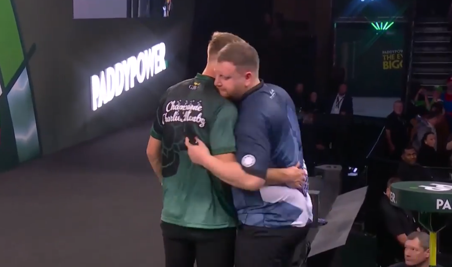 Cameron Menzies și Charlie Manby, la finalul meciului de Darts / foto: The Sun Explozie de nervi la Campionatul Mondial » Un jucător a părăsit scena cu mâna plină de sânge