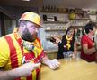Barul doamnei Muriel, care va ieși la pensie după 46 de ani în care a servit bere fanilor lui Lens / Foto: Imago