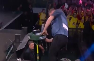 Explozie de nervi la Campionatul Mondial » Un jucător a părăsit scena cu mâna plină de sânge