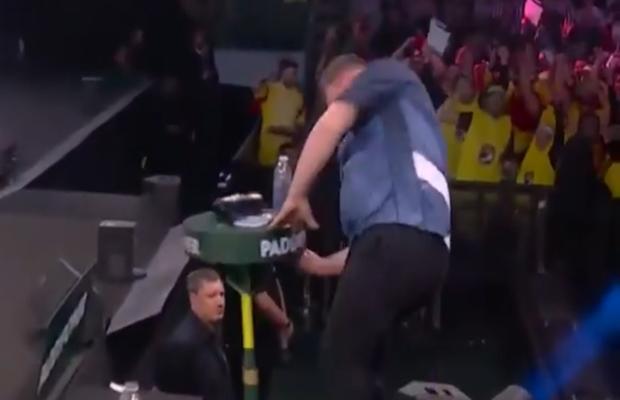 Explozie de nervi la Campionatul Mondial » Un jucător a părăsit scena cu mâna plină de sânge
