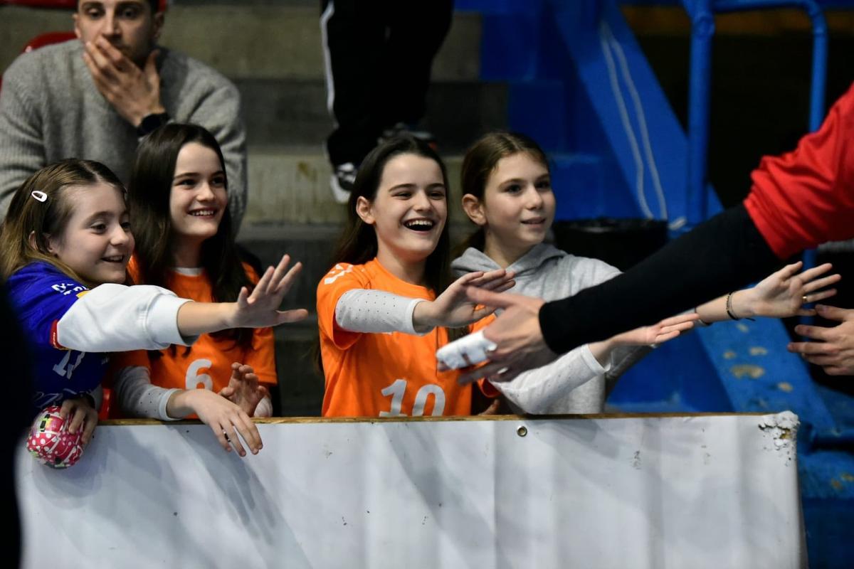 Gest superb! Sute de jucării de pluș aruncate pe parchet la meciul de handbal din România