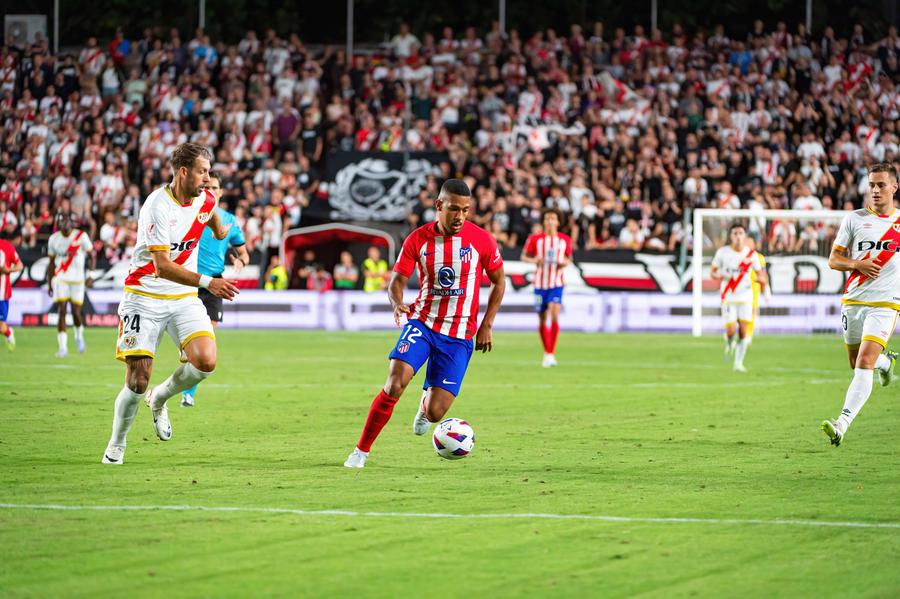 În august 2023, Rațiu a asistat de pe bancă la dezastrul Rayo - Atletico 0-7. Foto: Imago „Fotbalistul Anului”, Andrei Rațiu, interviu de gală la Madrid: „Nu sunt arogant. Sunt doar timid” + „Vini jr. cel mai incomod? Nu! El e mult mai electrizant!”