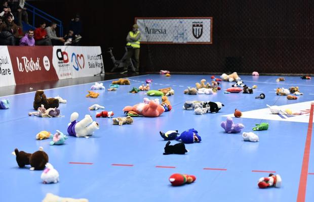 Gest superb! Sute de jucării de pluș aruncate pe parchet la meciul de handbal din România