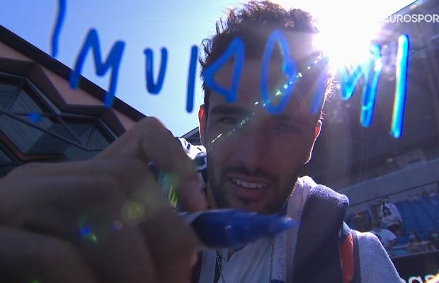 „Imodium!” » Chinuit de dureri, unul dintre favoriții de la Australian Open a avut puterea să glumească. Mesajul scris pe cameră