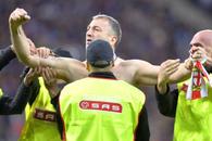 Mesaj postat de toți jucătorii lui Dinamo, după apariția lui Elias la Săftica: „Ne luptăm cu moartea, ziua învinge noaptea”