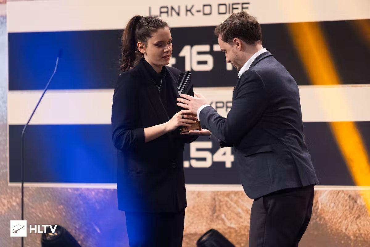 Românca „ANa” e cea mai bună jucătoare de Counter Strike din lume! Premiată într-o gală fastuoasă