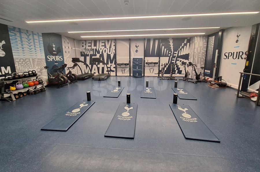 Sala de încălzire înaintea meciurilor lui Tottenham Foto: GSP.ro Reportaj GSP la stadionul de vis în care joacă Radu Drăgușin » Propulsați în altă dimensiune! + Pas cu pas: tot ce face Drăgușin în ziua meciului în noua lui casă de 1,2 miliarde