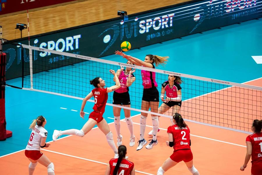Fază de joc din meciul Prometey Dnipro - Alba Blaj Foto CEV Stop pentru Alba Blaj în Europa » A ratat și continuarea parcursului în Cupa CEV