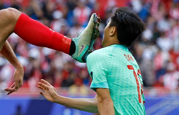 Intrare brutală la Cupa Asiei » Arbitrul n-a arătat nici măcar un cartonaș galben