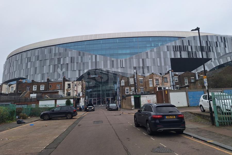 Stadionul lui Spurs pare un OZN aterizat în cartierul londonez Tottenham Foto: GSP.ro Reportaj GSP la stadionul de vis în care joacă Radu Drăgușin » Propulsați în altă dimensiune! + Pas cu pas: tot ce face Drăgușin în ziua meciului în noua lui casă de 1,2 miliarde