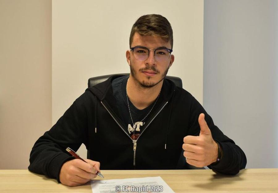 Andrei Lobonț, în momentul semnării contractului cu CSO Plopeni Fiul lui Bogdan Lobonț, în probe la un club din Liga 2