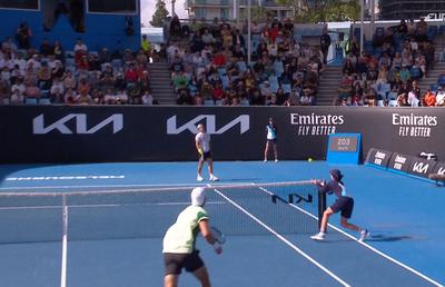 Nemaivăzut la Australian Open » Un copil de mingi a intervenit în timpul unui raliu