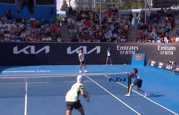 Nemaivăzut la Australian Open » Un copil de mingi a intervenit în timpul unui raliu