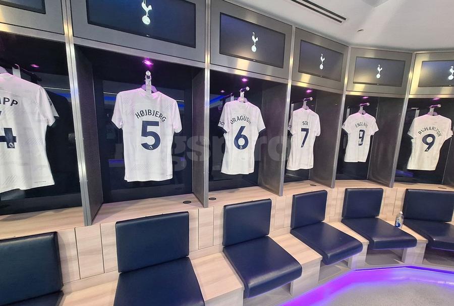 Tricoul cu numărul 6 al lui Radu Drăgușin, în vestiarul modern al lui Spurs Foto: GSP.ro Reportaj GSP la stadionul de vis în care joacă Radu Drăgușin » Propulsați în altă dimensiune! + Pas cu pas: tot ce face Drăgușin în ziua meciului în noua lui casă de 1,2 miliarde