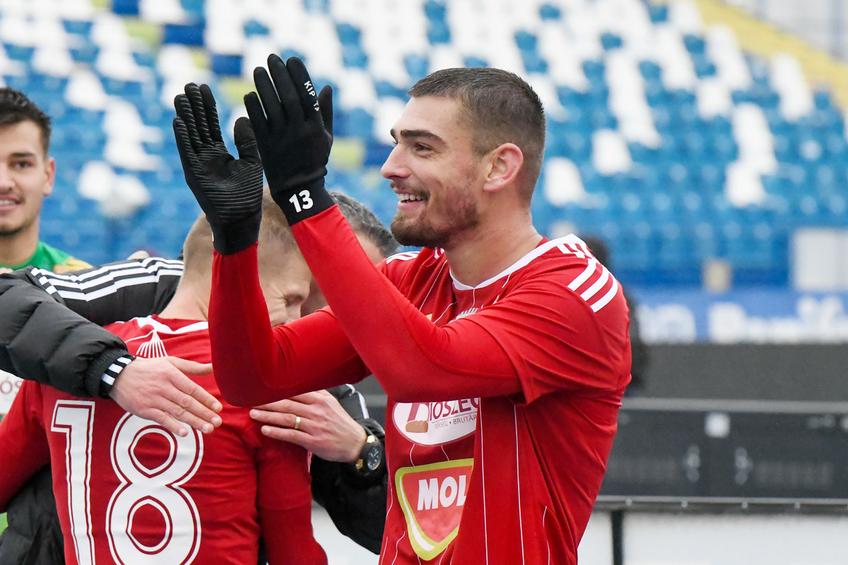 Ciobotariu evoluează din 2022 la Sepsi. În trecut, el a mai jucat pentru Dinamo, Chindia, CFR Cluj și FC Voluntari