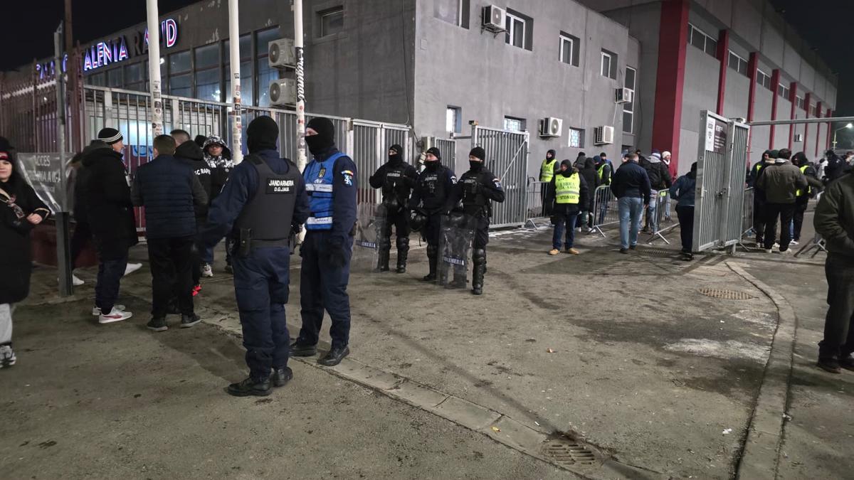 Jandarmeria, în alertă la Rapid - Metaloglobus » Peluza Nord a intrat cu „scutierii”: detaliul care a surprins