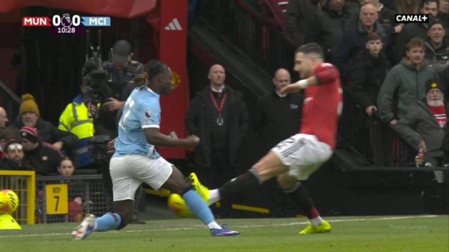 Intrarea lui Diogo Dalot asupra lui Jeremy Doku / Foto: Twitter Ce a declarat Guardiola după ce a pierdut derby-ul cu United: „Acel cartonaș roșu ar fi schimbat jocul”