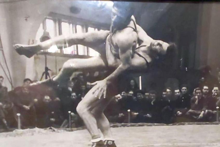 Singura imagine cu Ioan Crâsnic la victoria în fața ungurului Iosif Gal, campionul mondial en-titre, în 1952