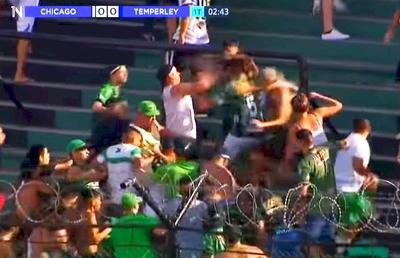 VIDEO Scene violente în Argentina! Fanii au scos cuțitele și s-au luat la bătaie în tribune!