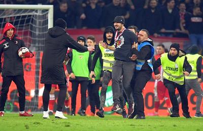 DINAMO - FCSB 2-1 // VIDEO 5 momente care nu s-au văzut la TV: invazia din final, rasism și gesturi provocatoare