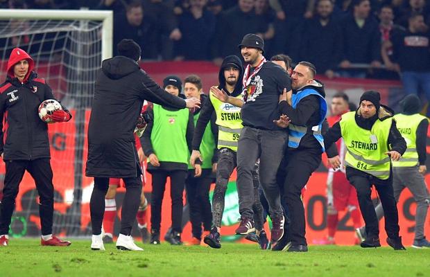 DINAMO - FCSB 2-1 // VIDEO 5 momente care nu s-au văzut la TV: invazia din final, rasism și gesturi provocatoare