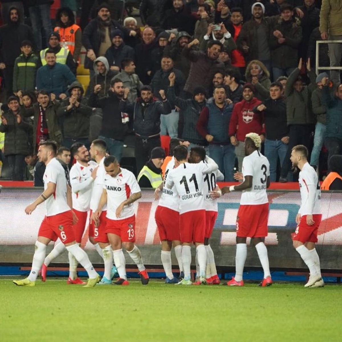 GAZIANTEP - RIZESPOR 2-0 // Ce jucător l-a supărat pe Marius Șumudică: „L-am schimbat imediat. Aș fi intrat pe teren”