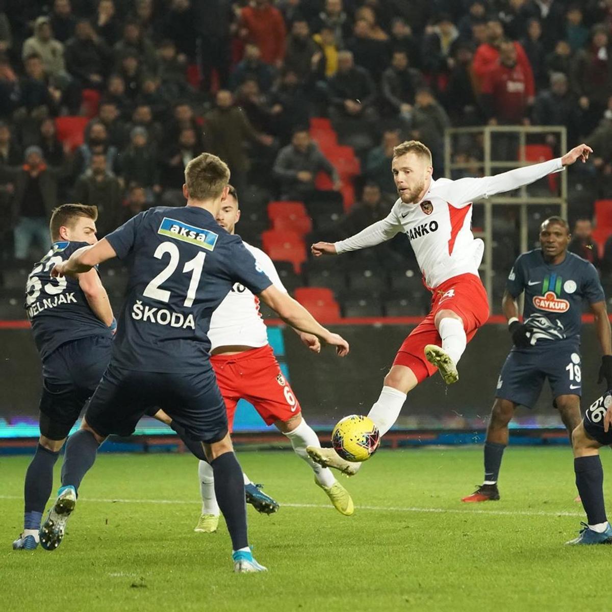 GAZIANTEP - RIZESPOR 2-0 // Ce jucător l-a supărat pe Marius Șumudică: „L-am schimbat imediat. Aș fi intrat pe teren”