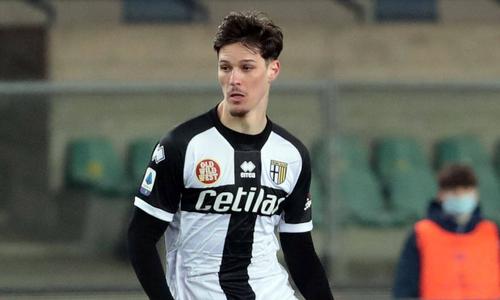 Dennis Man (22 de ani) în tricoul celor de la Parma FOTO Imago