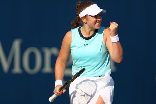 Jelena Ostapenko (24 ani, 21 WTA) a învins-o fără emoții pe Veronika Kudermetova (24 ani, 31 WTA) în finala turneului de la Dubai, scor 6-0, 6-4.