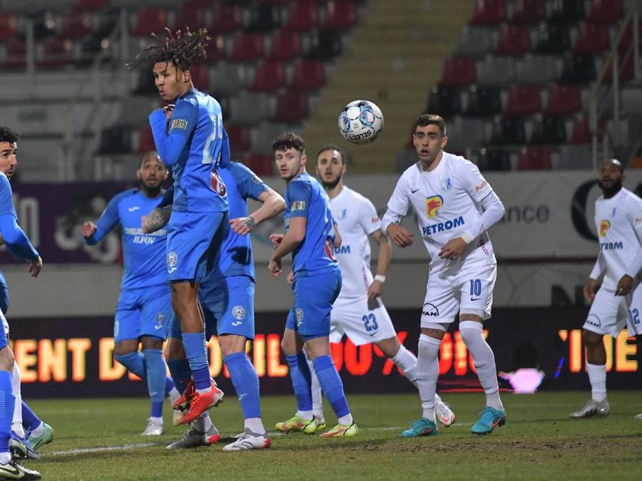 Farul s-a impus fără drept de apel în fața celor de la Academica Clinceni, scor 8-2, într-o partidă restantă din etapa #23 din Liga 1. Florin Stângă (43 de ani), antrenorul clubului ilfovean, este optimist în privința viitorului echipei. O glumă proastă