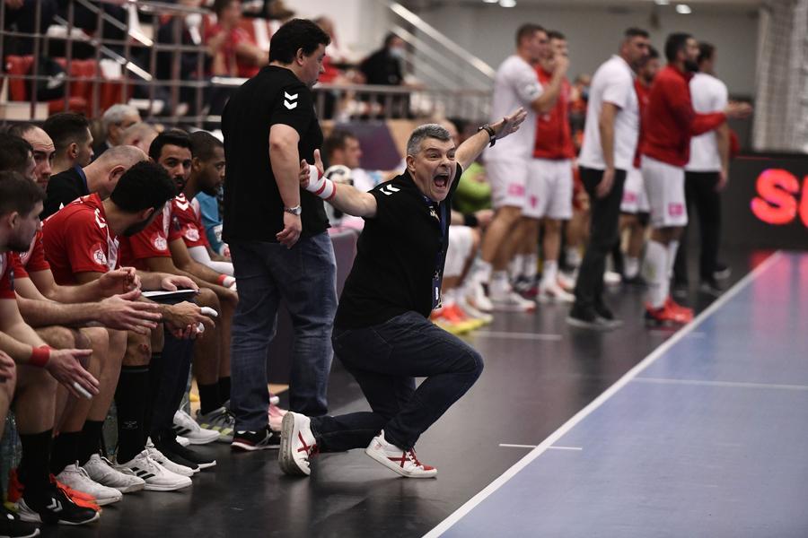 Xavi Pascual trăiește ardent de pe margine meciurile echipei sale// FOTO: Cristi Preda Xavier Pascual prefațează Dinamo - Barcelona, meci din Champions League, și vorbește despre viața lui în România: „Nu am venit aici pentru bani”