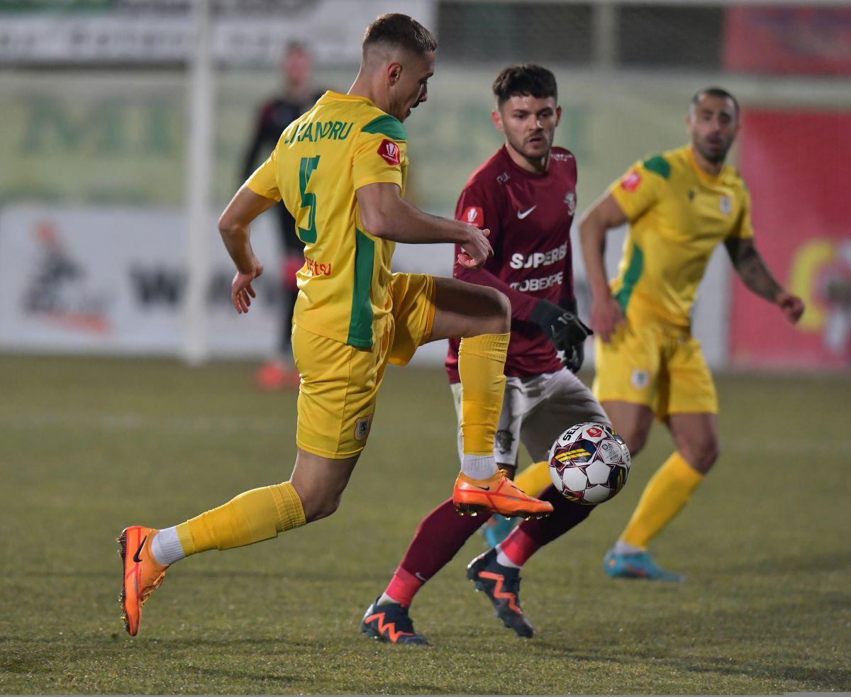 A ratat penalty-ul de 3 puncte și a fost dus de Mutu în fața galeriei » Ce s-a întâmplat după Mioveni - Rapid 0-0