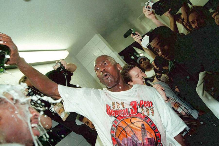 Sărbătoarea cu șampanie de după triumf. Foto: Imago Images „The Last Dance” - odă dedicată marelui Michael Jordan! De ce a durat 20 ani ca să apară cel mai vizionat documentar din istoria Americii + Eșecurile și slăbiciunile supremului GOAT