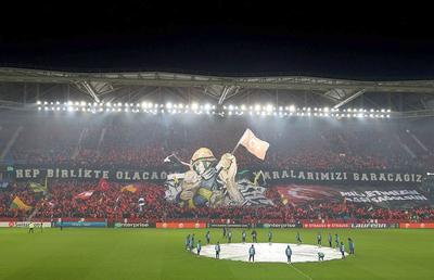 Fanii turci le-au mulțumit salvatorilor români într-o scenografie emoționantă pe stadion