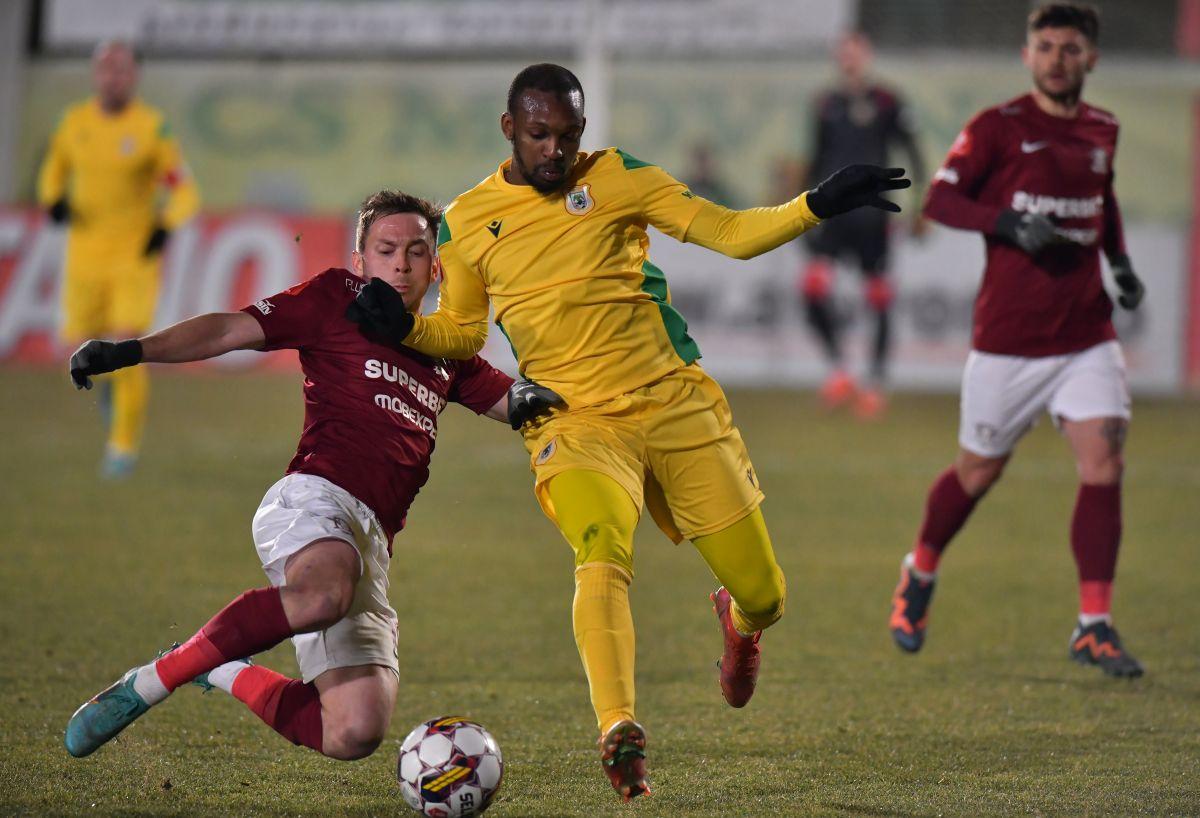 A ratat penalty-ul de 3 puncte și a fost dus de Mutu în fața galeriei » Ce s-a întâmplat după Mioveni - Rapid 0-0