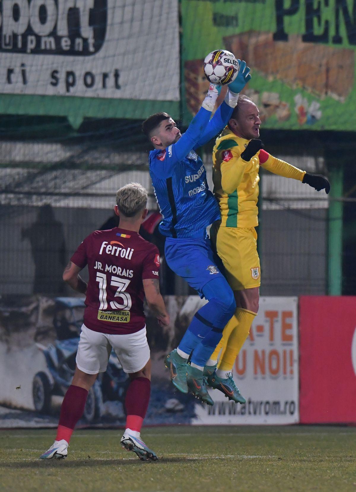 A ratat penalty-ul de 3 puncte și a fost dus de Mutu în fața galeriei » Ce s-a întâmplat după Mioveni - Rapid 0-0