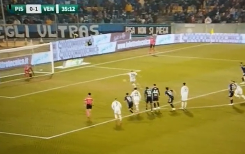 Moment hilar petrecut în minutul 36 al confruntării dintre Pisa și Venezia (Serie B, runda #25), la 0-1. Joel Pohjanpalo, căpitanul oaspeților, a atins de două ori mingea în momentul executării penalty-ului, iar golul lui a fost anulat la VAR!