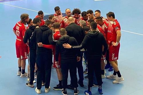 Dinamo a cedat joi seară pe terenul de la PSG cu 26-33, iar Ali Zein, unul dintre cei mai buni marcatori ai campioanei României, e suspect de ruptură de ligament la glezna stângă.